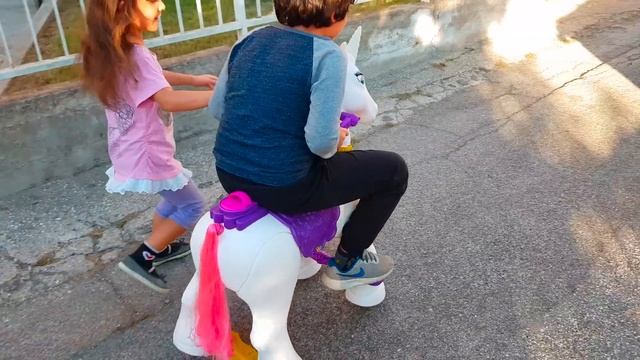 Un unicorno per Alyssa 🦄 Cammina da solo!! смотреть онлайн