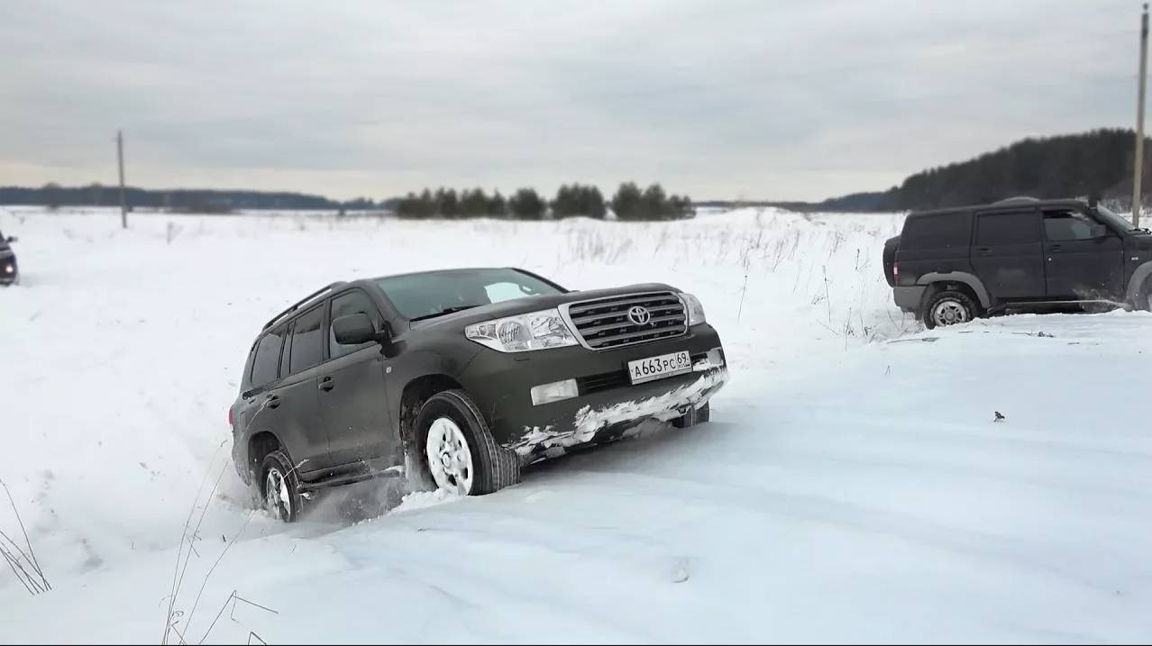 Land Cruiser 200 выносит УАЗа с блокировками?? Жёсткий Оффроад + 402 по полю! Бездорожье смотреть онлайн