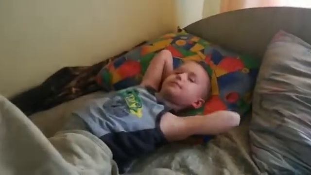 Папа разбудил Богдана ( little puk ) Подпишись смотреть онлайн