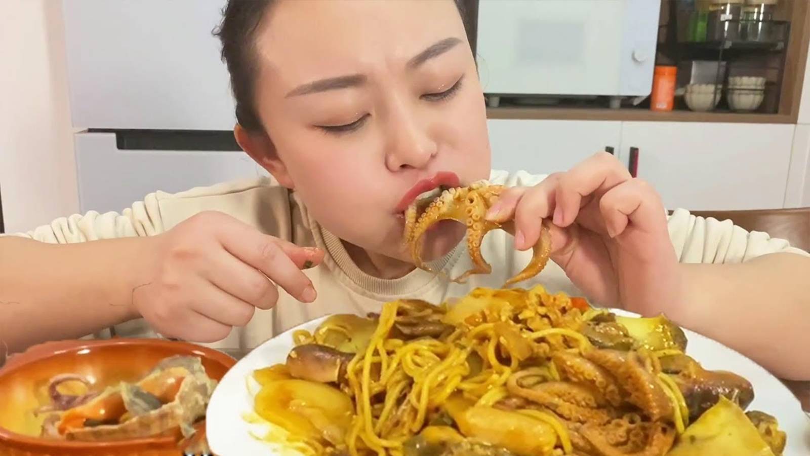 Китайская кухня! Морепродукты от Сяо Чжан смотреть онлайн