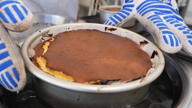 Basque Cheesecake with Raspberry Jam and Cone Crumble / 바스크 치즈케이크 / Korean Cake Shop смотреть онлайн
