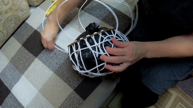 Подвесное кашпо из ротанга. Hanging rattan planter. смотреть онлайн