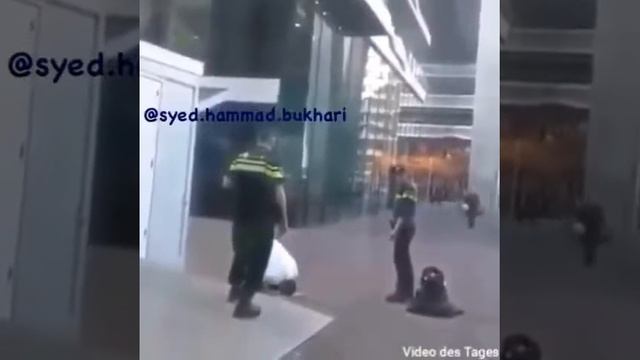 #Salah Man offering Salah at road смотреть онлайн