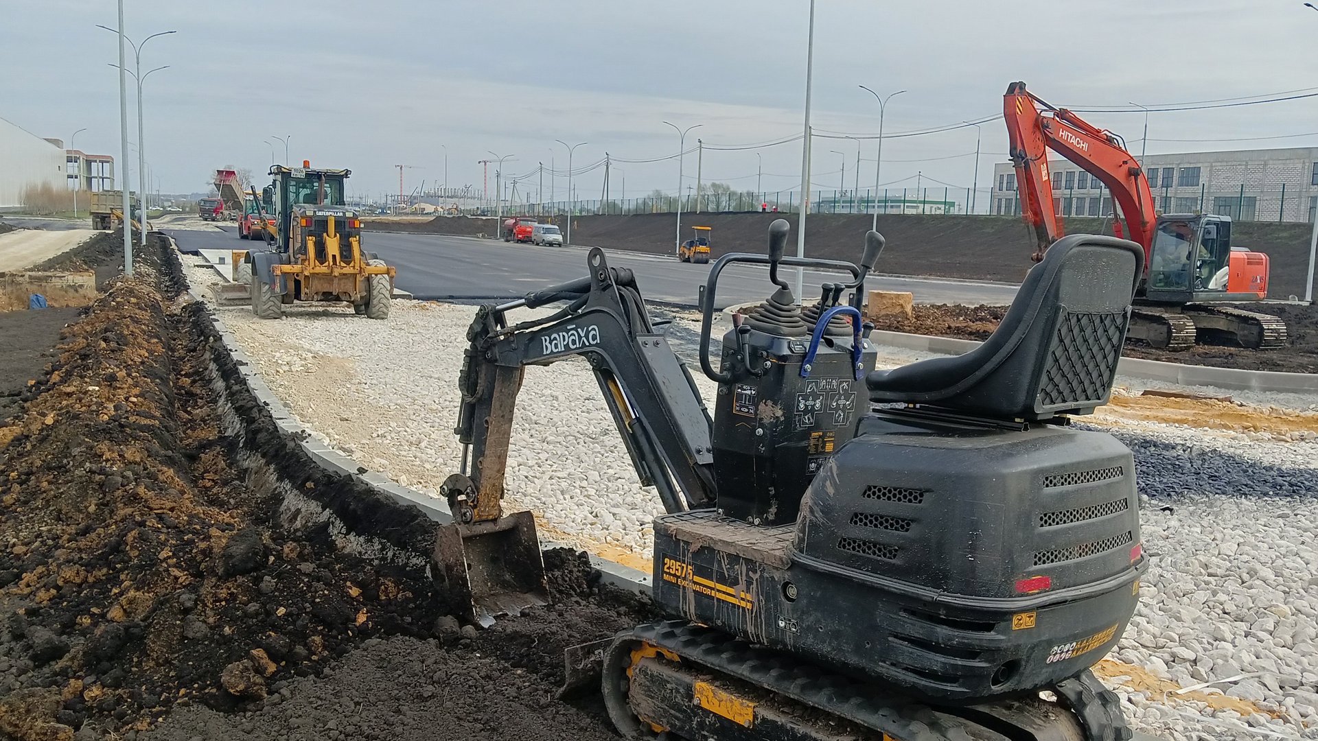 Мини экскаватор 29575 работа на большом объекте с большой техникой смотреть онлайн