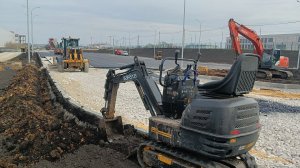 Мини экскаватор 29575 работа на большом объекте с большой техникой