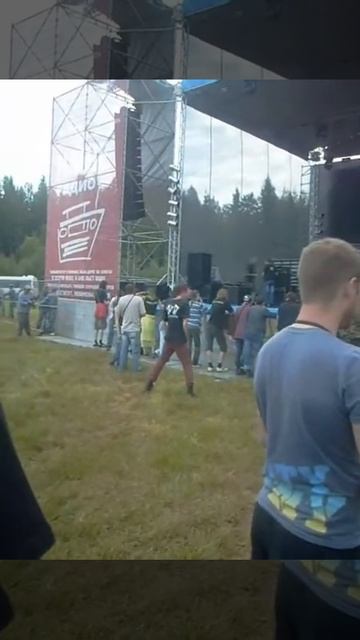 Чувак машет хаером