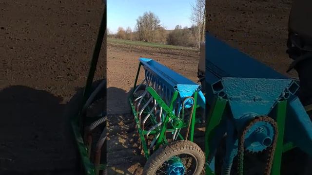 Посів люцерни саморобною сівалкою. смотреть онлайн