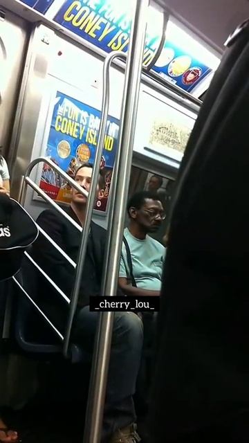 Просто посмотрите как Киану Ривз уступает место женщине в метро #киануривз #актер #добро смотреть онлайн