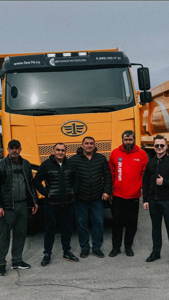 У нас в компании сегодня светит солнце — наш менеджер Дмитрий, выдал три желтых самосвала! смотреть онлайн