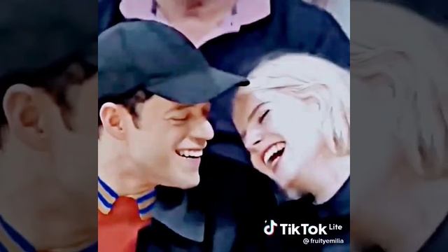 Lucy Boynton y Rami Malek 💞💞 смотреть онлайн