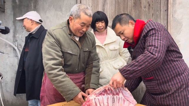 妹妹家吃羊肉汤，特意喊大姐一家去，一百多斤大羊招待【乡村大姐】 смотреть онлайн