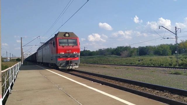 Эп2к пассажирский поезд и Синара с грузовым поездом проходят 2685 км