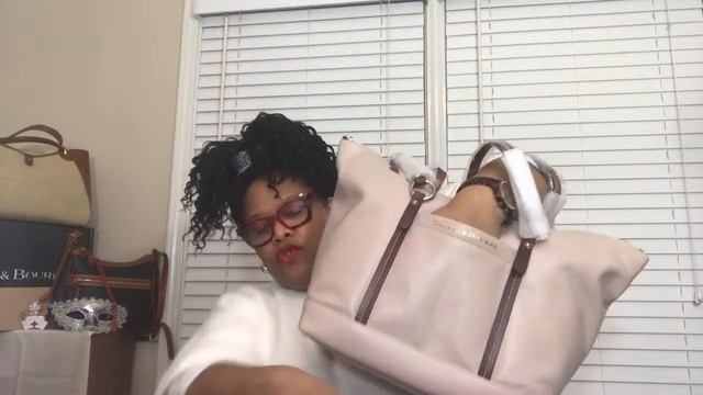 Unexpected Bag Transformation- Clutch to Crossbody + Dooney and Bourke Tilly Reveal смотреть онлайн