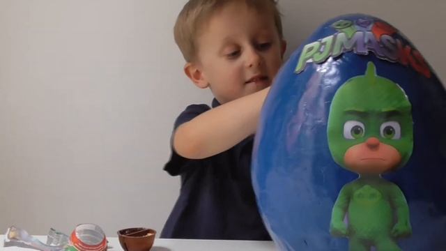 ГЕРОИ В МАСКАХ . Открываем огромное яичко Герои в масках.PJ MASKS Giant Egg Opening