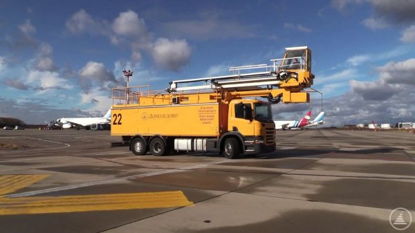 МАШИНА ДЛЯ ПРОТИВООБЛЕДЕНИТЕЛЬНОЙ ОБРАБОТКИ В АЭРОПОРТУ ДОМОДЕДОВО