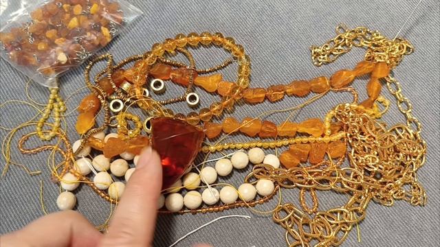 Подбираю материалы к янтарю. Несложное украшение #янтарь #янтарныебусы #collar #идеиукрашений