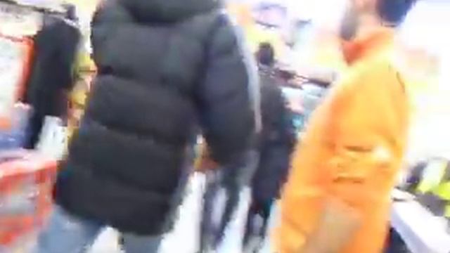 Video durante inaugurazione Expert a Crotone 2 смотреть онлайн