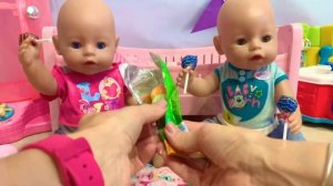 Беби Бон Маша и Миша играют с конфетами, много шоколада