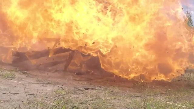 Что будет, если взорвать балончик репеллента ЧЕЛЕНДЖ смотреть онлайн