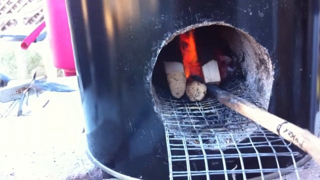 Cooking salmon fillets on my DIY rocket stove using yard scraps. смотреть онлайн