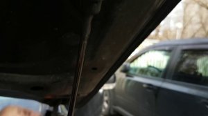 Если капот не держится то поможет замена амортизаторов