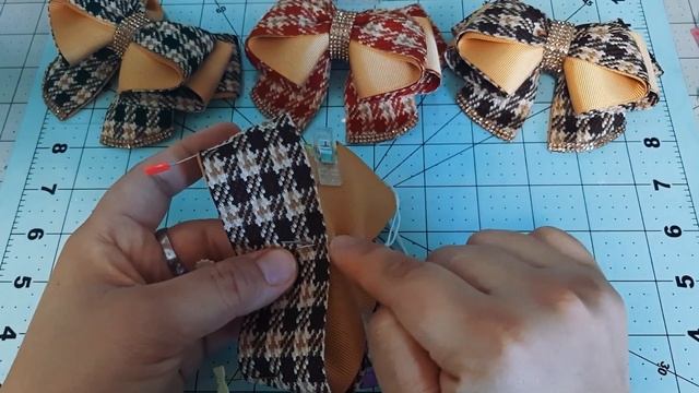 Como Realizar un Moñito Fácil, Rápido y Económico Usando listón Cuadrado 🎀Moño Mariposa Combinado смотреть онлайн