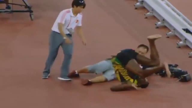 Usain Bolt blessé à Beijing par un cameraman en Segway 27 aout 2015 смотреть онлайн