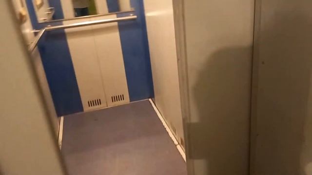 Работа парных лифтов КМЗ 2010 года без прыгающего пола. смотреть онлайн