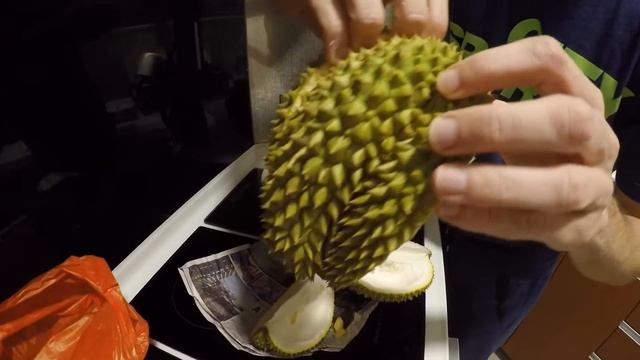 My first DURIAN of 2016! The King of Fruits. смотреть онлайн