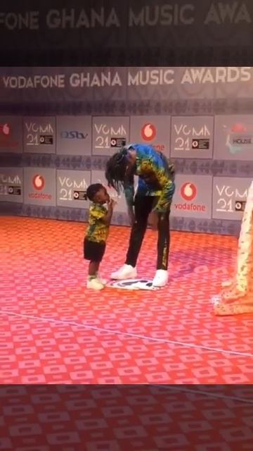 Kofi mole and his cute Son at VGMA Awards Night смотреть онлайн
