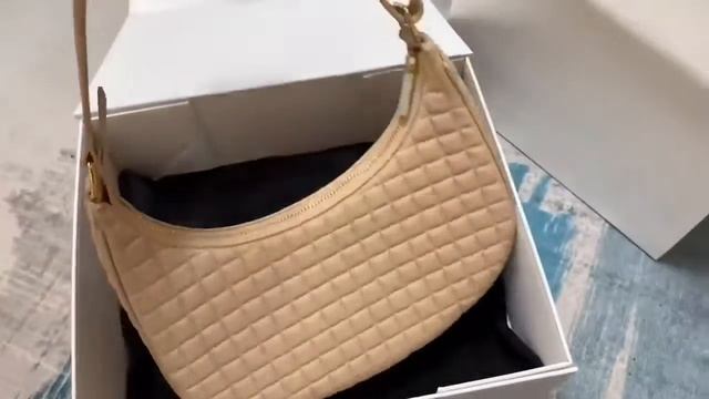 现货实拍 👋Celine ava 新款 全皮格子款 腋下包 смотреть онлайн