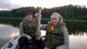 Её первая щука __ Сестра чуть не протаранила берег)