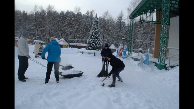 Уборка снега в парке смотреть онлайн