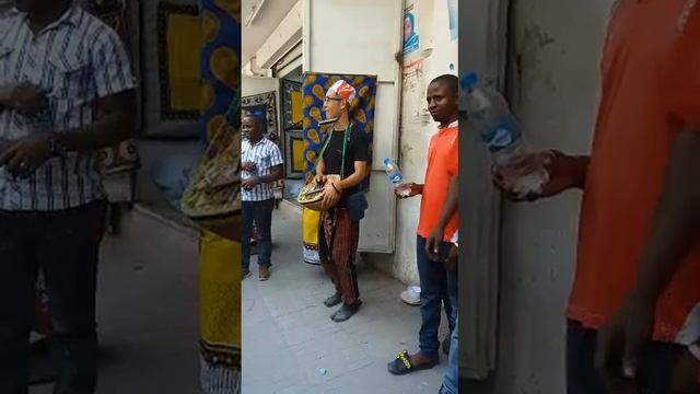 Mchina apata mkate wake kwa kutumbuiza mitaani Dar es salam смотреть онлайн