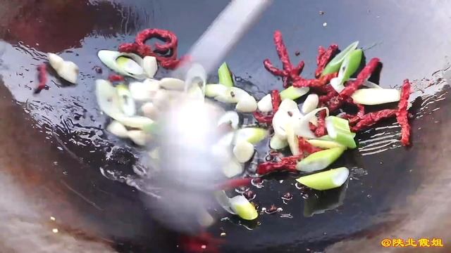 【陕北霞姐】霞姐霸气吃羊头，整个直接炖，青红辣椒铁锅爆炒，就爱这个麻辣味儿！ смотреть онлайн