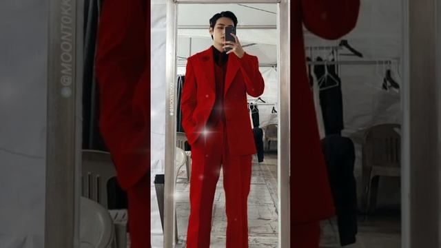 Главное чтобы костюмчик сидел.🤔 а он сидит красиво и элегантно!! смотреть онлайн