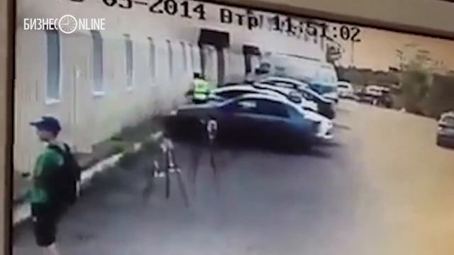 Водитель такси таранит склад и пытается нанести увечья сотруднику ГИБДД смотреть онлайн