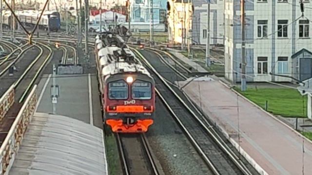 Электропоезд ЭД4М-0338 прибывает на станцию Новосибирск-Главный смотреть онлайн