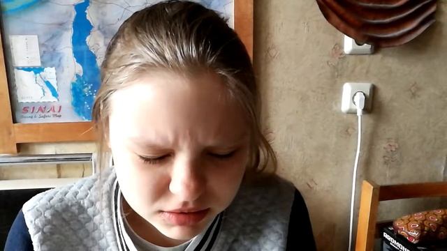 Младшая Маша ест пучок лука 10 мая 2017 г.