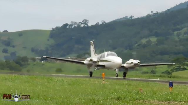 Beechcraft Baron 58 Start Taxi e Decolagem no Aeroclube de Cachoeiro ES смотреть онлайн