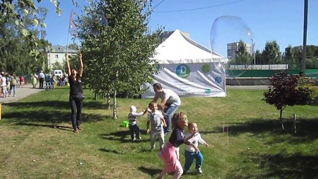 Гигантские мыльные пузыри летали в городском парке Бердска смотреть онлайн