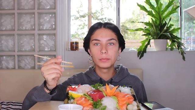 МУКБАНГ🍣 ЕМ СЫРУЮ РЫБУ? Отвечаю на вопросы смотреть онлайн