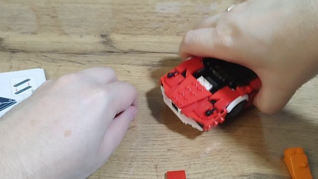 Приклеиваю наклейки на La Ferrari из конструктора Mould King смотреть онлайн