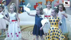 Красивый танец девочек на выпускном празднике в детском саду