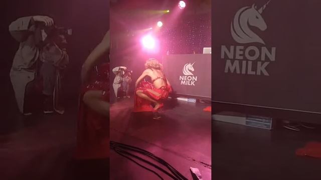 20180311 NEON MILK - Naomi Smalls смотреть онлайн