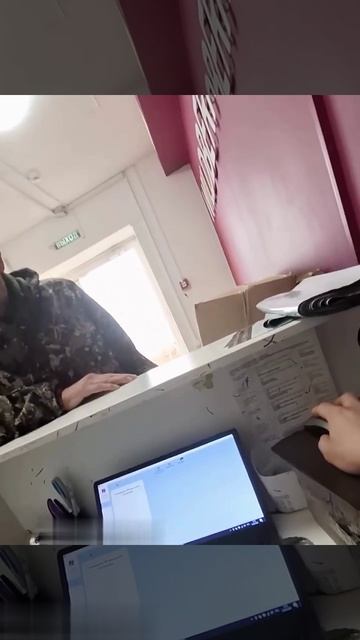 «2 шашлыка в сливочном соусе». Мужик немного перепутал и зашел в ПВЗ заказывать шашлык. смотреть онлайн