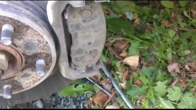 Замена передних тормозных колодок на Ниссан Теана, 2005 года