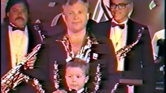 Daniel Lewandowski Sings 