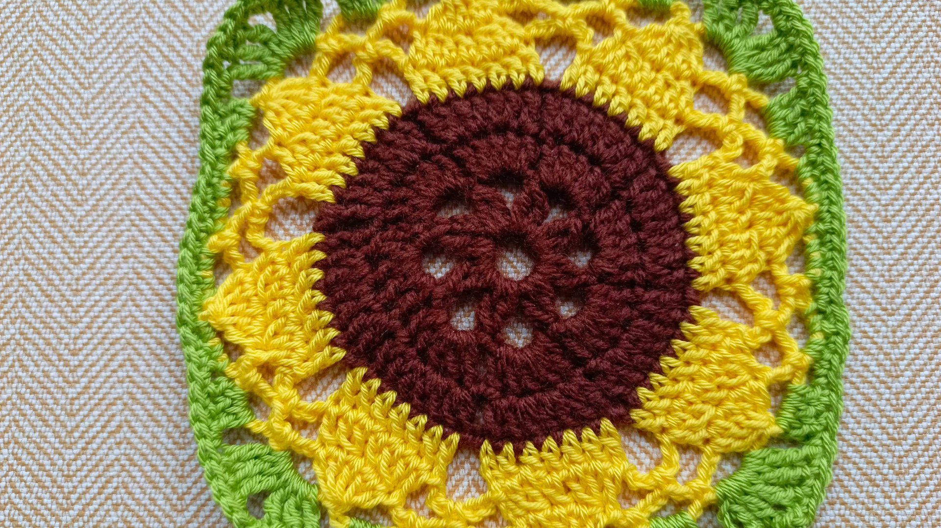 Бабушкин квадрат _Подсолнух_ крючком, видео для начинающих, вяжем вмести каждый ряд смотреть онлайн