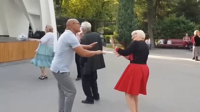 РОС ТЮЛЬПАН В ОДНОМ САДУ С РОЗОЮ КРАСИВОЮ #dance #kharkiv смотреть онлайн